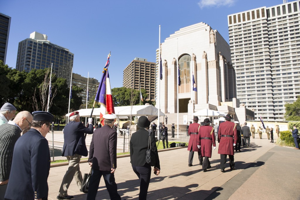 The Solemn Procession approaching the ANZAC Memorial with Association des Anciens Combatants Francais NSW & NSW RSL Corps of Guards. Image by Rob Tuckwell Photography